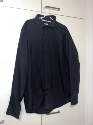 Kauluspaita 45/46-XXL - Musta kauluspaita. Koko 45/46 XXL. Kaikai n 66cm, pituus n 76cm. Eläintalous MMM, lisätietoja saa kysymällä Katsothan myös muut ilmoitukseni Tarjoa 