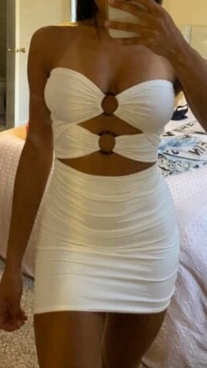 Vit bandeau klänning  - Säljer en vit bandeau klänning med en tight passform. Den är helt oanvänd (endast testat) och säljer den då den aldrig kom till användning 🤍