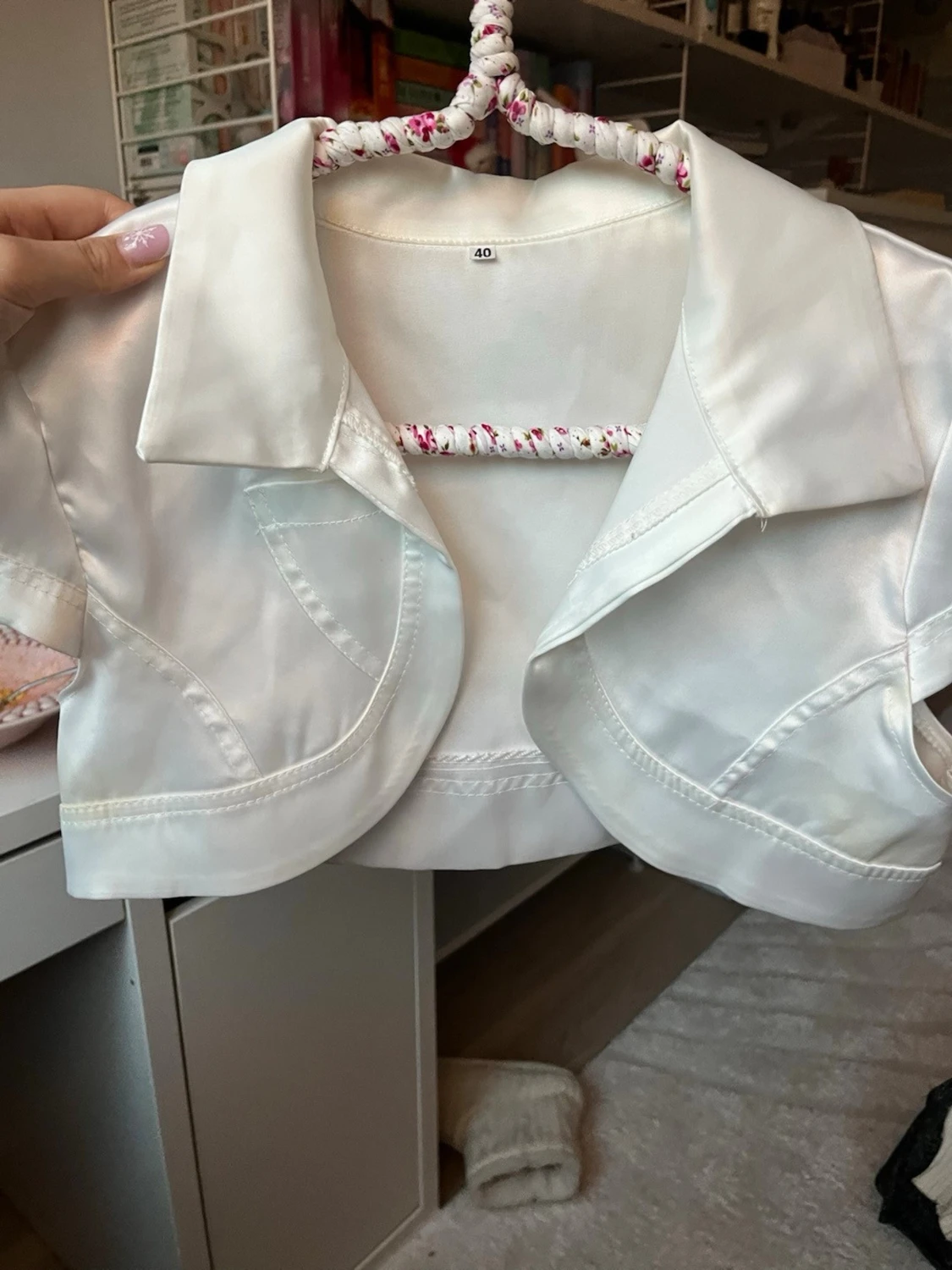 Vit kortärmad bolero i satin