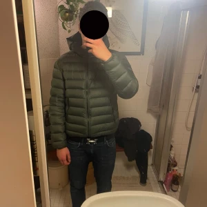 Olivgrön Colmar Vinterjacka M - Säljer en riktigt snygg olivgrön pufferjacka från Colmar i storlek M. Jackan har huva och stilrena svarta dragkedjor, samt klassiska Colmar loggan på ena armen. Jackan har en väldigt liten lagning, som ej syns på grund av att lagningen är på insidan av armen. (kan skicka bild) Topp skick i övrigt.