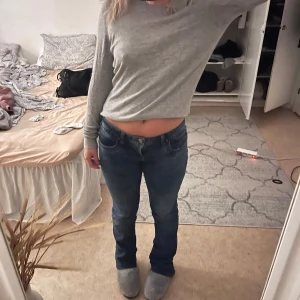 LTB Blue Addicted jeans W28 L36  - Snygga blå jeans från LTB Blue Addicted med klassisk femficksdesign och låg midja. Jeansen har raka ben och en något mörkare tvätt. Perfekta för dig som gillar en enkel och tidlös look. Materialet är jeans och passformen är normal. Säljer då de är för långa på mig som är 160 ( de är uppvikta innåt)