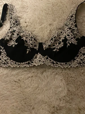 Svart spetsväst med blommigt mönster💙🖤 - Säljer en svart väst med eleganta spetsdetaljer, använde den minst 5 gånger, ingen bush upp 75c