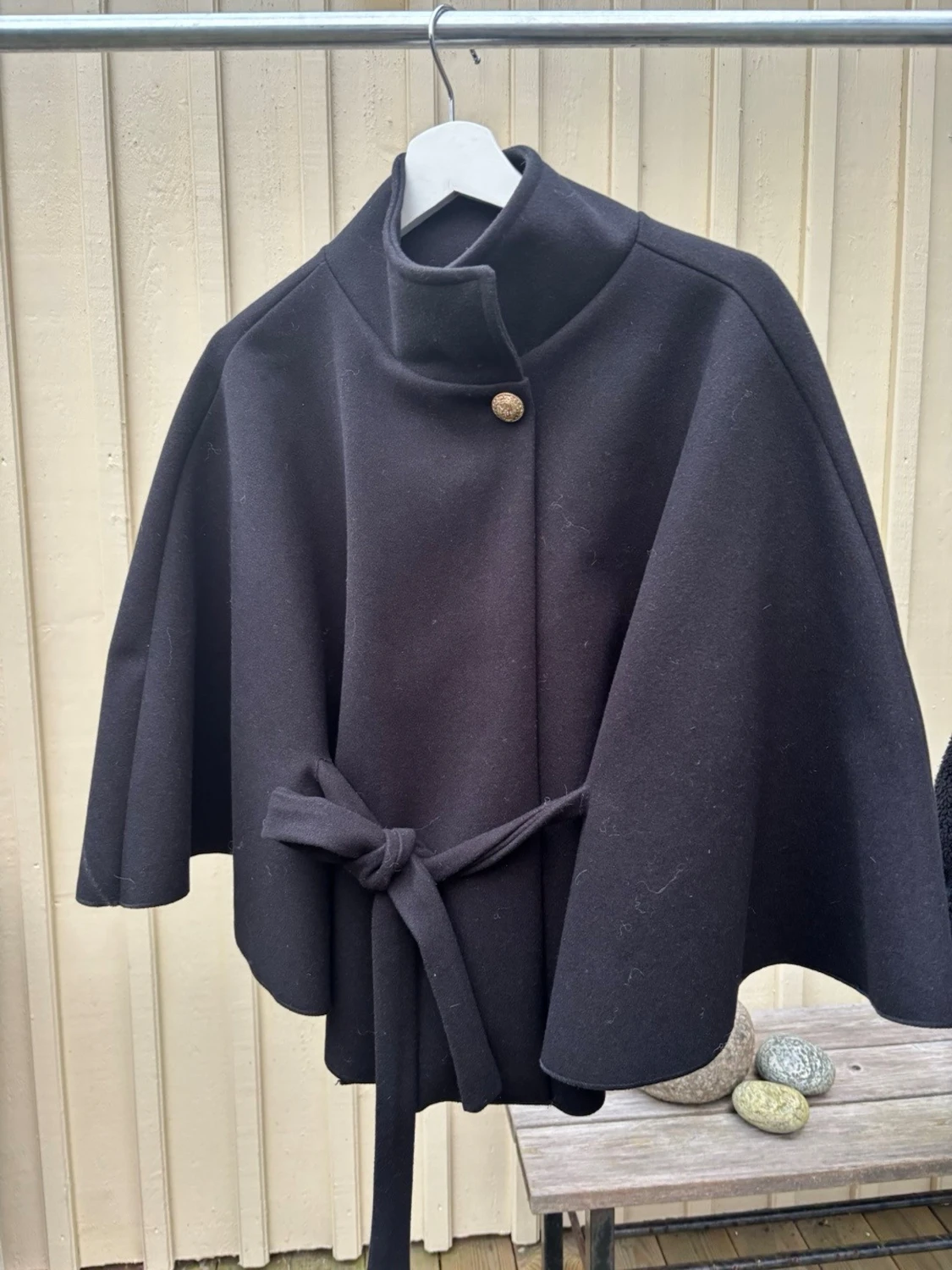 Svart kappa med bälte från Missay