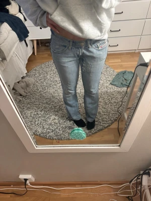 Lågmidjade jeans  - Ljusblåa lågmidjade bootcut jeans. Står ingen storlek på lappen men skulle säga att de passar W27-W30 eftersom jag lagt till en knapp för att göra jeansen mindre, gamla knappen sitter fortfarande kvar och kan då användas för att göra Jeansen större. 