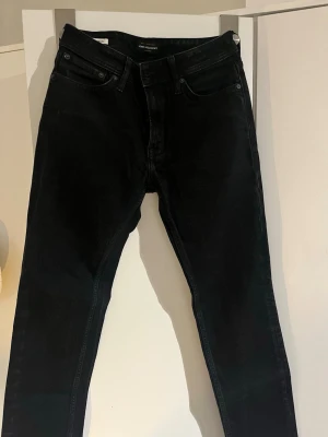 Svarta jeans från Jack & Jones - Svarta jeans från Jack & Jones säljs då de inte används. Använda några få gånger men är i väldigt bra skick. 