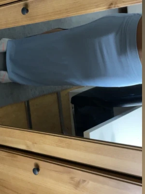 Ljusblå långkjol från Ambar - Säljer en ljusblå långkjol från Ambar i ribbad polyester. Kjolen har en tight passform och är enkel i designen utan mönster eller extra detaljer perfekt för dig som gillar stilrena och bekväma plagg! 