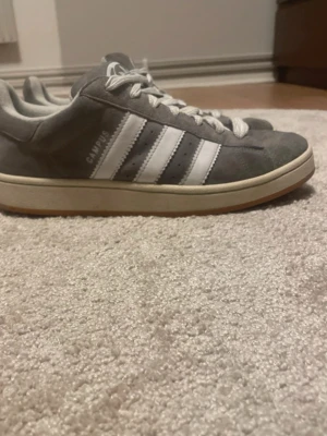 Adidas Campus - Säljer nu dessa adidas campus! Gråa i storlek 44. Väldigt fint skick men använda. Hör gärna av dig vid eventuella frågor🤩