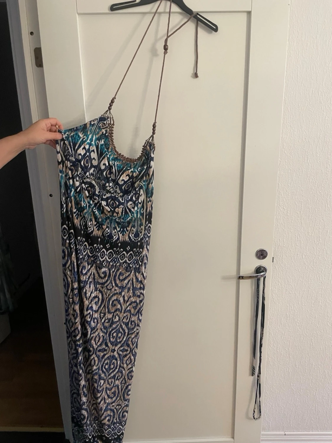 Mönstrad långklänning med pärldetaljer - 2