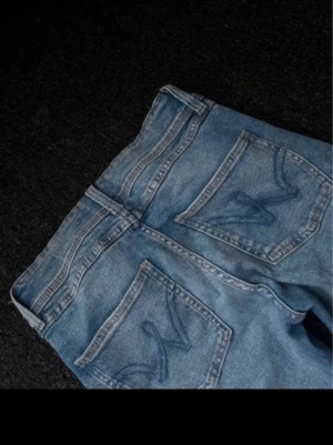 Gina utsvängda jeans med ljus tvätt - Snygga ljusblå jeans från Gina,jätte fin prisvärt är de