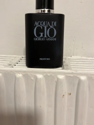 Acqua di Giò Profumo 100ml - Stilren och populär parfym från Giorgio Armani. Flaskan innehåller 100 ml och är perfekt för dig som vill ha en klassisk och modern doft i din samling. Jag skulle säga ätt det är ca 90ml kvar