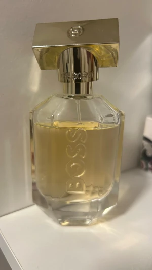 The Scent parfym Hugo boss For her  - Parfym från Hugo boss som doftar blommigt och sött. Den är köpt från boozt och säljs i den mängden som bilden visar, flaskan är 50ml bortsett från de som användts. Köpt för 1255kr