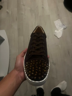 Louboutin  - Säljer nu mina Louboutin skor. Använda 2 gånger men använt de försiktigt och de är ny tvättade, alla spikar är kvar. Ni får med allt som synd på bilder. Hör av er för fler bilder eller andra funderingar😃pris kan diskuteras även byten är intressant 