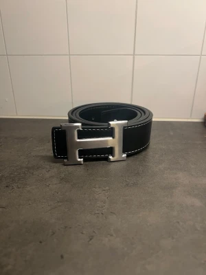 H bälte - 10/10 skick, skriv för mer funderingar!