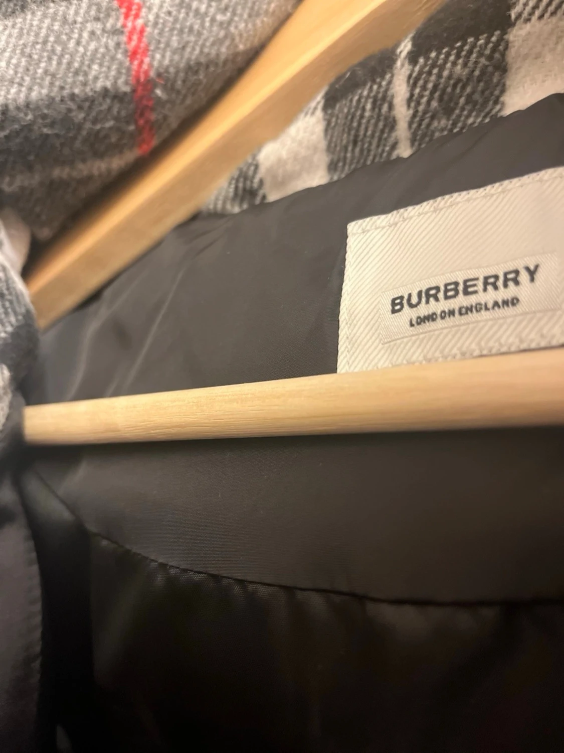 Svart Burberry pufferjacka med rutig krage - 2