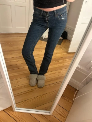 Mörkblå jeans EastWest  - Mörkblå bootcut jeans från EastWest. Jeansen har låg midja. Lite stora på mig som vanligtvis har XS i jeans då dom här är i S. Jag är 167 och dom är bra i längden💗
