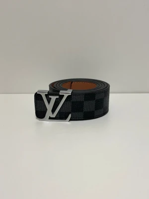 Bälte Lv  - Säljer ett bälte helt nytt oanvänd. Storlek 110cm snabb frakt.
