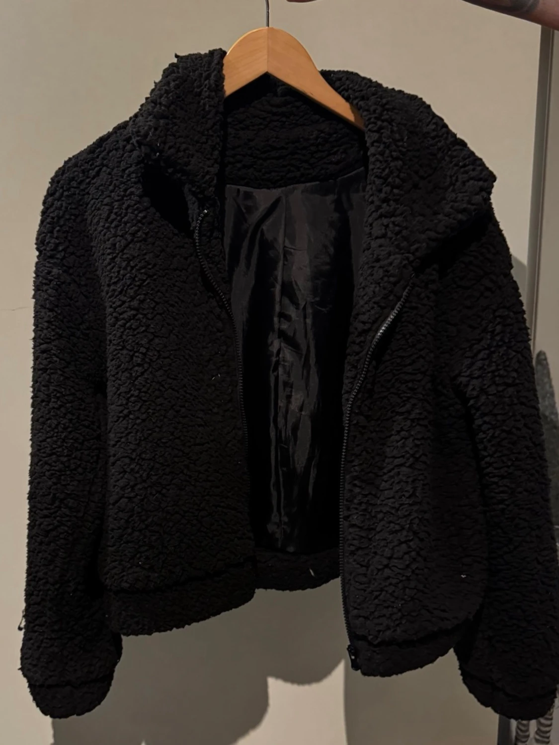 Svart teddyjacka med dragkedja