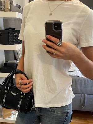 Vit t-shirt  - Helt ny, med prislapp! En vit t-shirt. Storlek 170 och passar XS/S. 