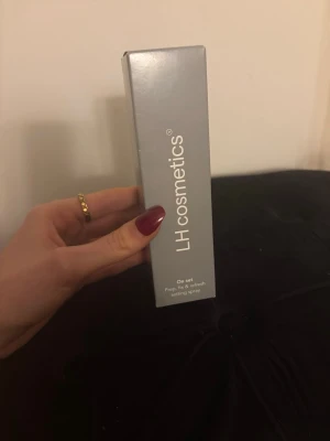 LH cosmetics On set setting spray - Säljer en oöppnad LH cosmetics On set Prep, fix & refresh setting spray i en stilren grå förpackning. Perfekt för att fixera sminket och ge en fräsch finish. Innehåller 100 ml och är designad i Sverige. Kommer i en avlång kartong med vit text.