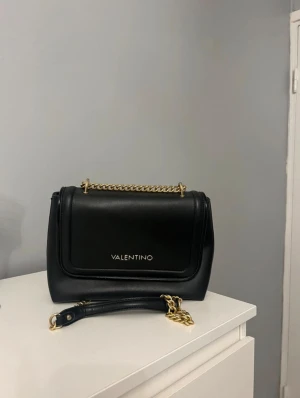 Valentino väska - Äkta Valentino väska i ny skick, använd få gånger.