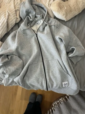 Zip-hoodie från Andy by Frank Dandy 🙌🏻 - Säljer denna zip-up hoodie från Frank Dandy. Passar både man och kvinna och köpt för 499. Pris kan diskuteras och bara att skriva om frågor eller fler bilder. 🫶🏻
