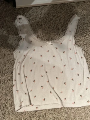 Linne spets rosett - H&m linne i storlek M, utan lapp tyvärr då de är avklippta