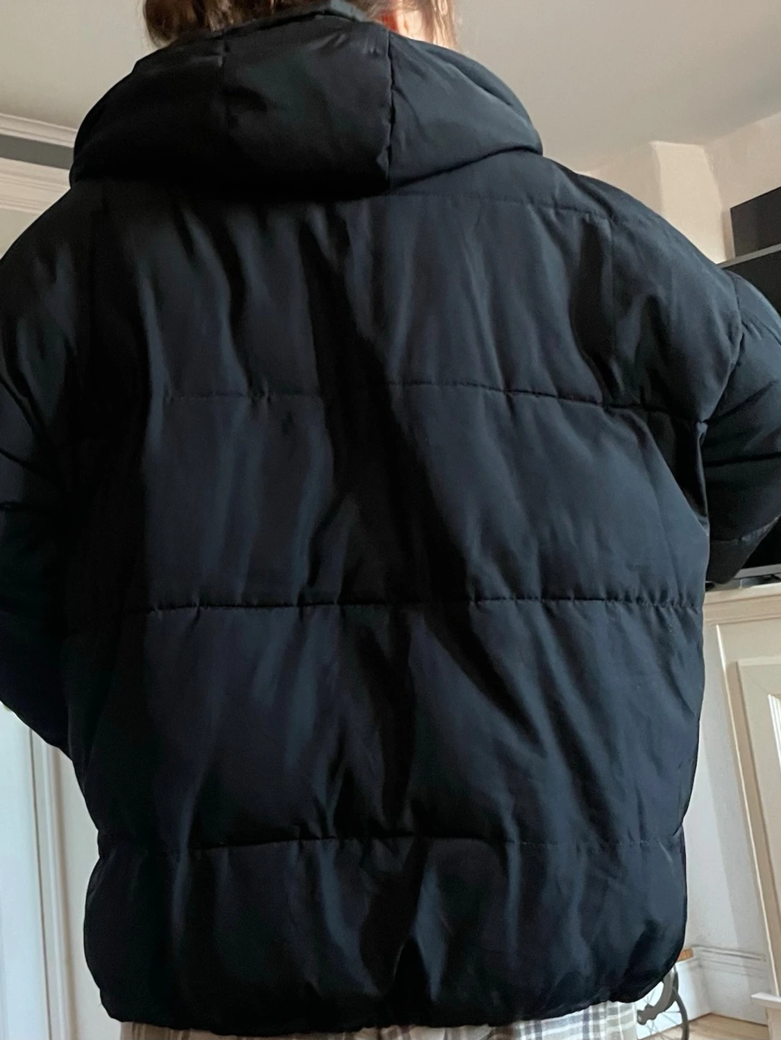 Svart pufferjacka med huva - 1