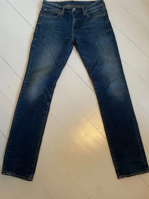 Levi's 511 blå jeans W32 L34 - Sköna Levi's 511 jeans med klassisk femficksdesign och smal passform | Inga defekter 10/10 skick ⭐️Perfekta för dig som gillar en modern och stilren look. Storlek = W32 L34