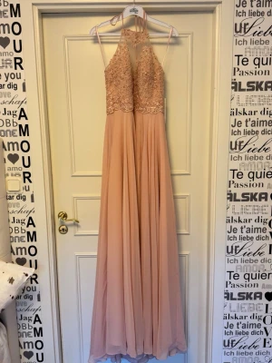 Balklänning - Jättefin balklänning från dressroomlinne som har lappen kvar! Kostar 4800kr ny men säljer för 3500kr som sänks vid snabb affär! Jättefin rosa klänning men massa fina detaljer och en slits ifram! Dragkedja i bak och knyt i nacken! den är LÅNG så passar även alla lång tjejer🤩 men går även att sy upp om man är kortare!