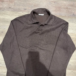 Brun långärmad pikétröja från Zara - Pikétröja från Zara, Strolek M