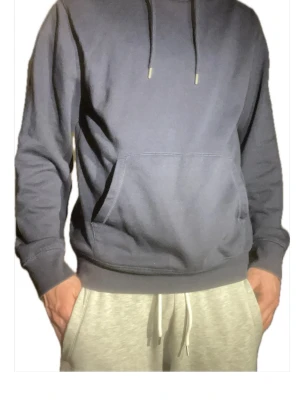 Pier One hoodie - Skön och stilren hoodie som är nästintill my 80% bomull, 20% polyester  Passar en S/XS Rabatt med bundle, se i min profil Hör gärna av er vid frågor