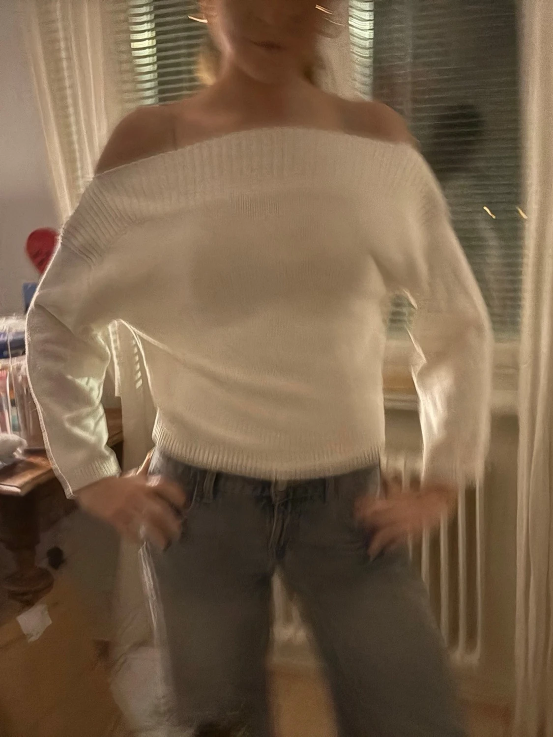 Vit offshoulder stickad tröja