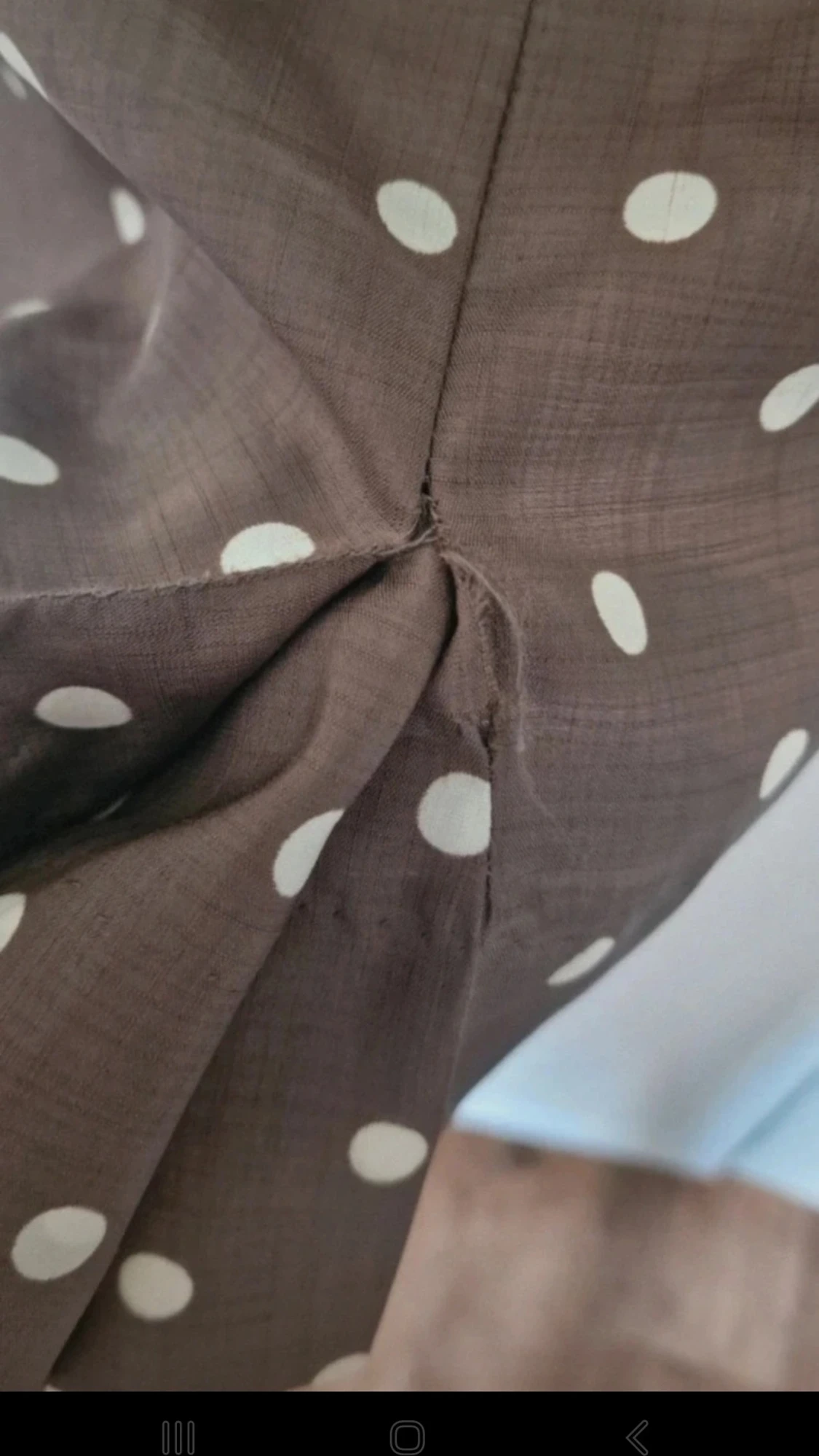 Brun prickig ärmlös klänning - 2