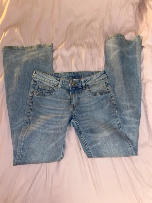 Ljusblå raka jeans från H&M - Snygga ljusblå jeans med klassisk femficksdesign och raka ben. Jeansen har en normal midja