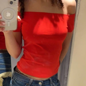 offshoulder topp - Säljer en snygg röd offshoulder topp från BikBok i storlek XS. Mjukt material. Jättefin❤️hör av dig om du undrar nåt. Otroligt fint skick. Använd två gånger