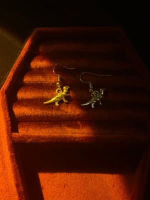 Dinosaurie örhängen - Ett par t-Rex örhängen som kommer ge ett lyft till din outfit! Jätte söta och passar när som helst