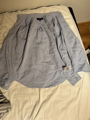 Ljusblå skjorta från Ralph Lauren - Säljer en klassisk ljusblå skjorta från Ralph Lauren med den ikoniska broderade loggan på bröstet. Skjortan har lång ärm, knappar vid manschetterna och är gjord i mjuk bomull. Perfekt för dig som gillar stilrena och tidlösa plagg! Har använt den 2 gånger. Pris kan diskuteras vid snabb affär