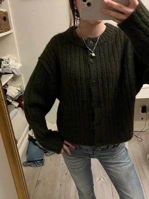 Mörkgrön kofta💚💚💚 - Mysig mörkgrön kofta med ribbstickat mönster och stora knappar framtill. Koftan är fårn monki!!