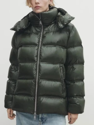 Massimo dutti jacka grön  - Jättefin jacka från Massimo dutti perfekt som vinterjacka nu när det börjar bli kallt. Jättebra skick, strlk S passar även M. Skulle verkligen säga att den passar dem flesta, bara att den blir lite olika pösig.