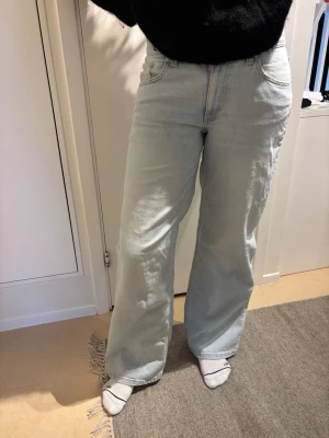 Ljusblå jeans - Så snygga mid-low waist jeans wide i blekt effekt. Endast använda en gång. Jag är 175 för referens.