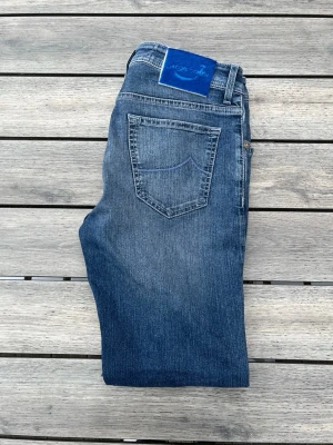 Jacob Cohen Jeans - Jacob cohen jeans i en extremt fet modell! Nyskick, inga defekter. Storlek 31, modellen heter 625 comfort, sitter slim och passar bäst på dig som är ca 175