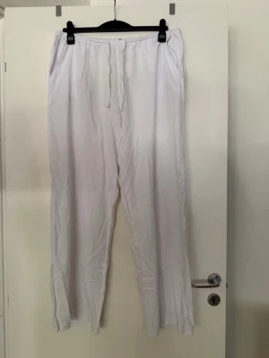 Linnebyxa vit  - Storlek XL, lite små i storleken. Aldrig använda. 