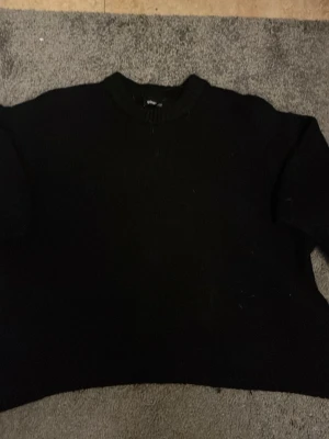 Svart stickad tröja Gina Tricot - Svart stickad tröja från Gina Tricot i storlek S. Klassisk rund halsringning och långärmad modell. Perfekt för dig som gillar enkel och stilren design. Materialet är mjukt och ger en skön känsla mot huden.