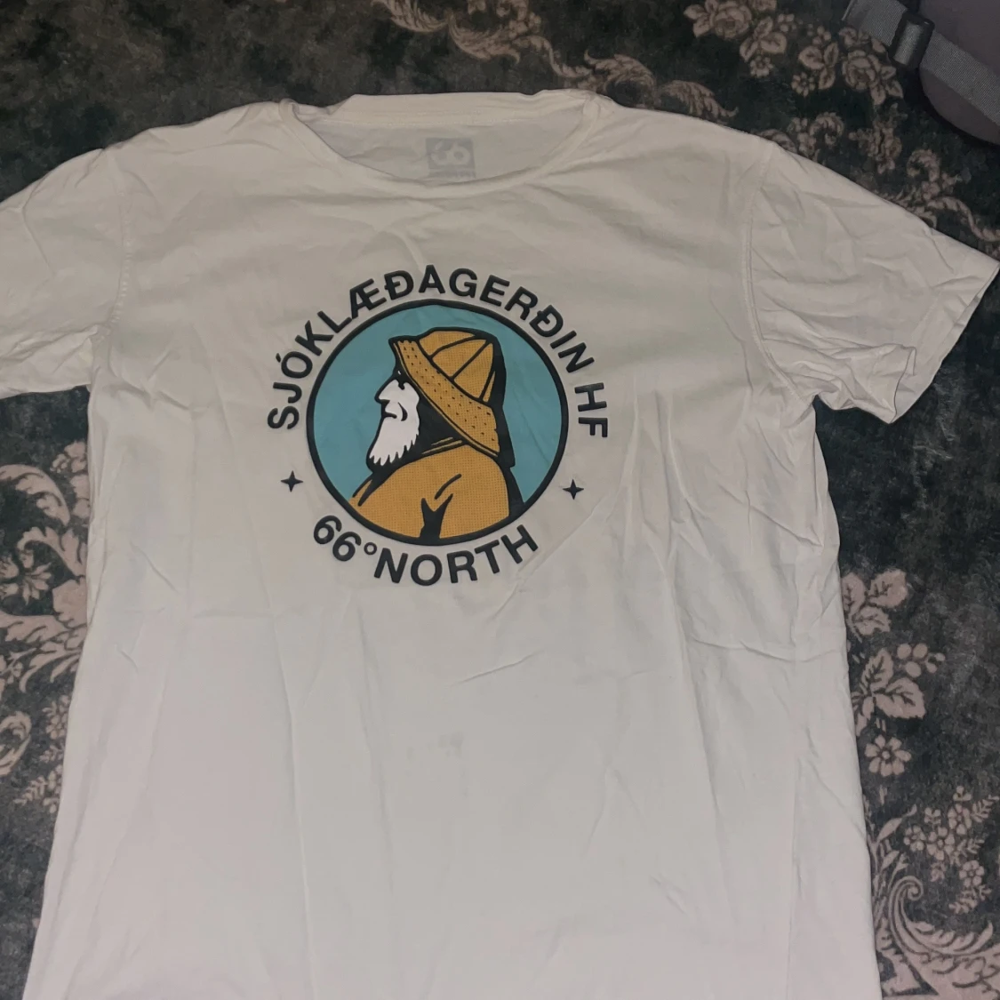 Vit t-shirt med tryck från 66°North - 1