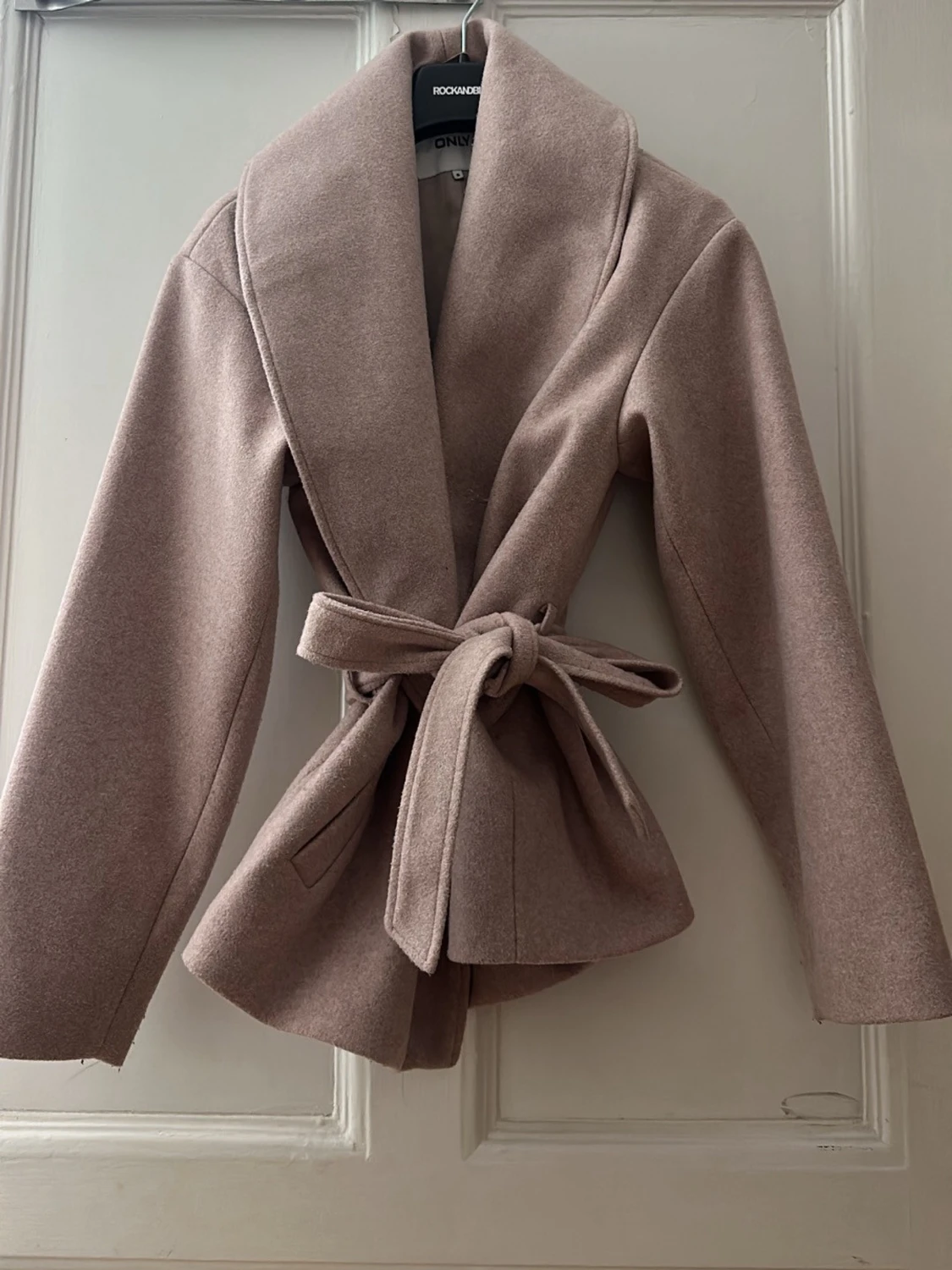 Rosa omlott kappa från ONLY