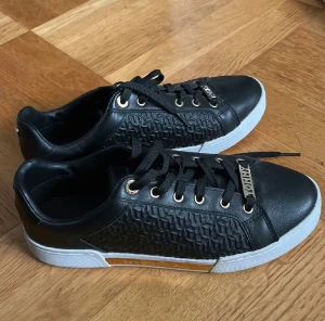 Svarta sneakers från Tommy Hilfiger - Säljer ett par svarta sneakers från tommy hilfiger snygga till sommaren och våran samt hösten finns i Borås 