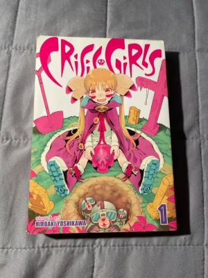 Crisis Girls Vol. 1 - Crisis Girls Vol. 1 är en färgstark manga fylld med humor och galna karaktärer. Följ världens sötaste nekromantiker och hennes vänner i ett äventyr med killer-pingviner, chihuahuas och massor av action. Perfekt för dig som gillar unika berättelser och coola illustrationer!