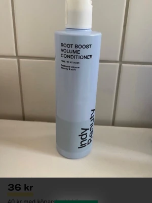 Indy Beauty Root Boost Conditioner - Volymgivande balsam från Indy Beauty i en ljusblå plastflaska med vit kork. Produkten är speciellt framtagen för fint och platt hår och innehåller risprotein, vegansk keratin och vitamin B5. Ger återställd volym och mjukt, studsig känsla till håret.  Ej  öppnad 