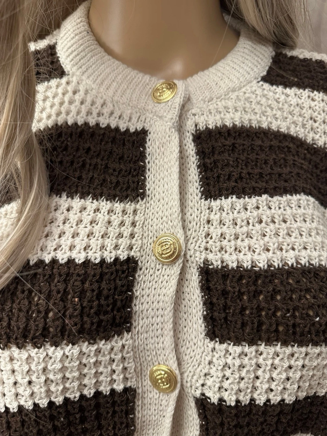 Randig stickad kofta med guldknappar - 3