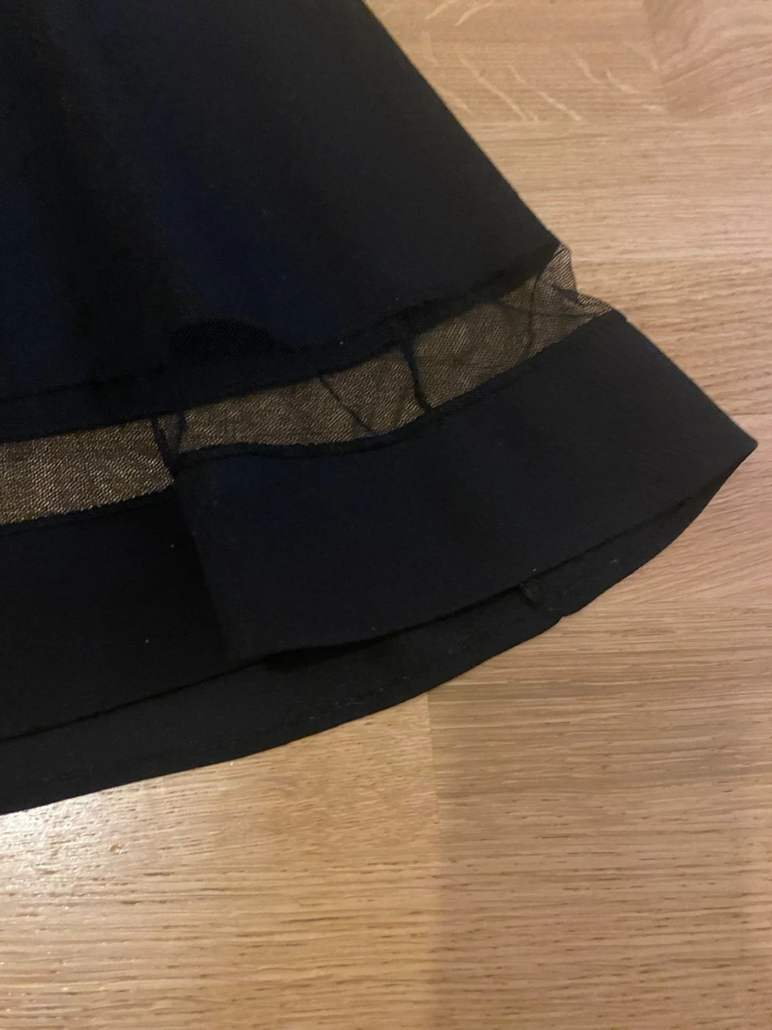 Svart och vit kortklänning med meshdetalj och inbyggd bh - 1